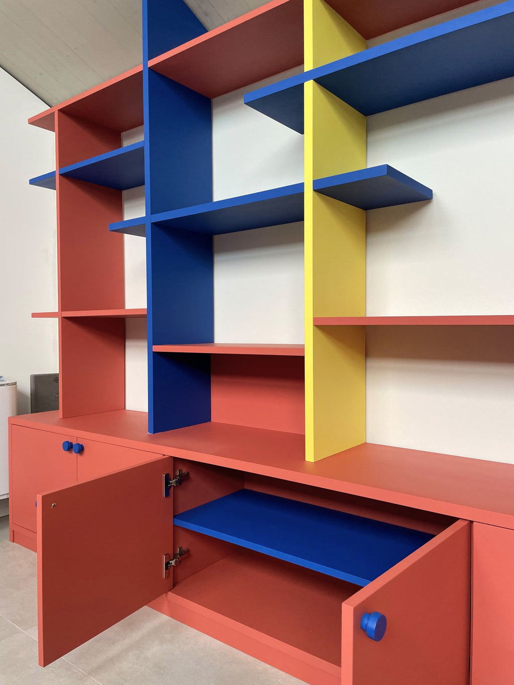 Libreria componibile in listellare laccato
