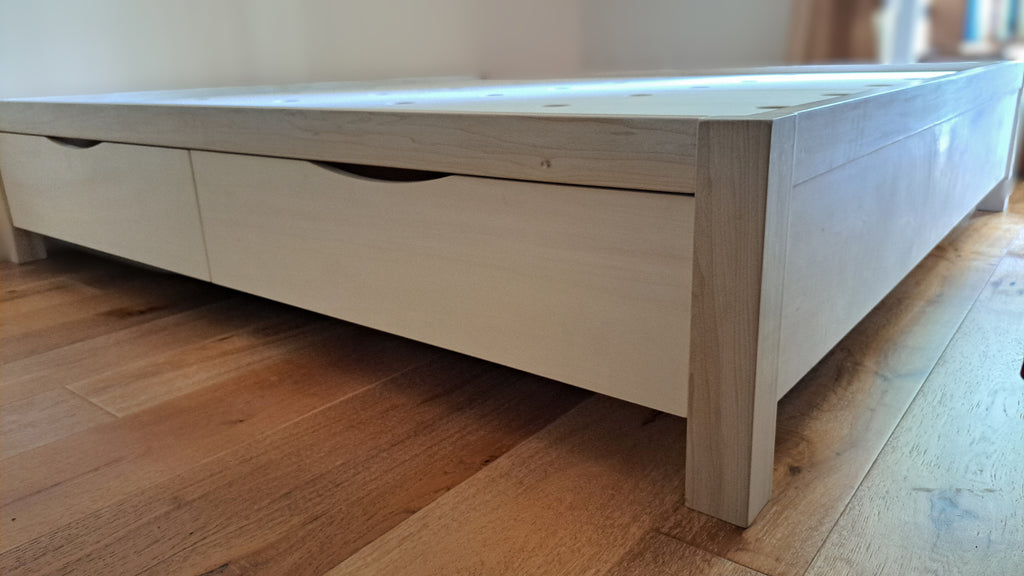 Letto matrimoniale con 4 cassetti in tulipier massello