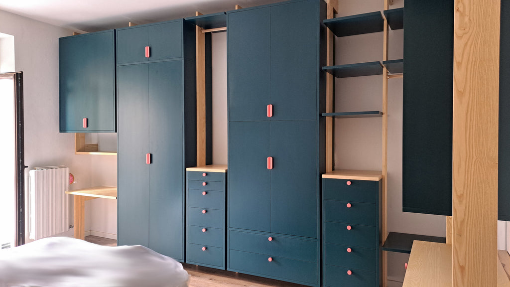 Armoire modulable bleu pétrole en frêne massif